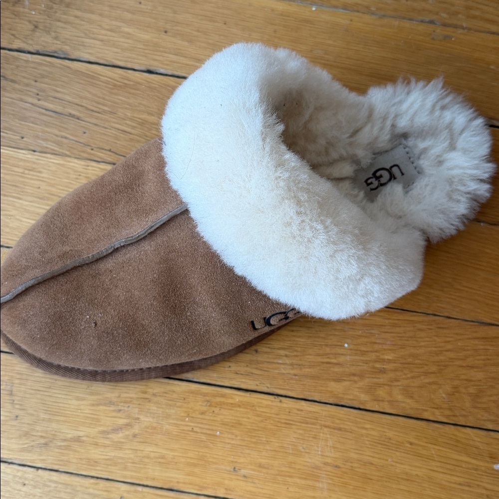 Ugg Slippers - US size 9 - Picture 6 of 7